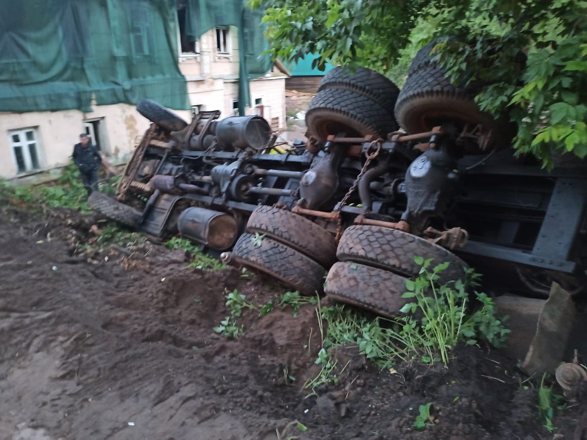 Вытягивание автокрана из кювета
