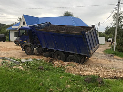 Вытягивание груженного самосвала