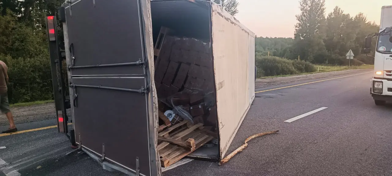 Перевернулся на дороге грузовик с грузом